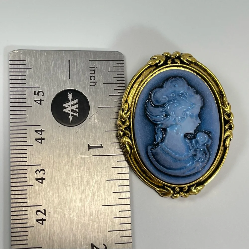 Unsigned cameo brooch